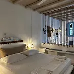 Astra Serifos Lejlighed